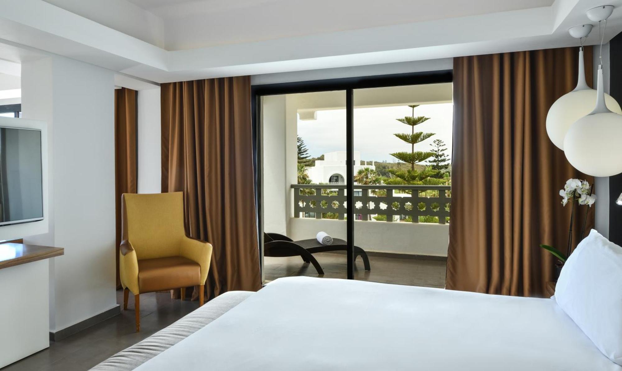 Pullman Mazagan Royal Golf&Spa El Jadida Bagian luar foto A bedroom with a sliding door