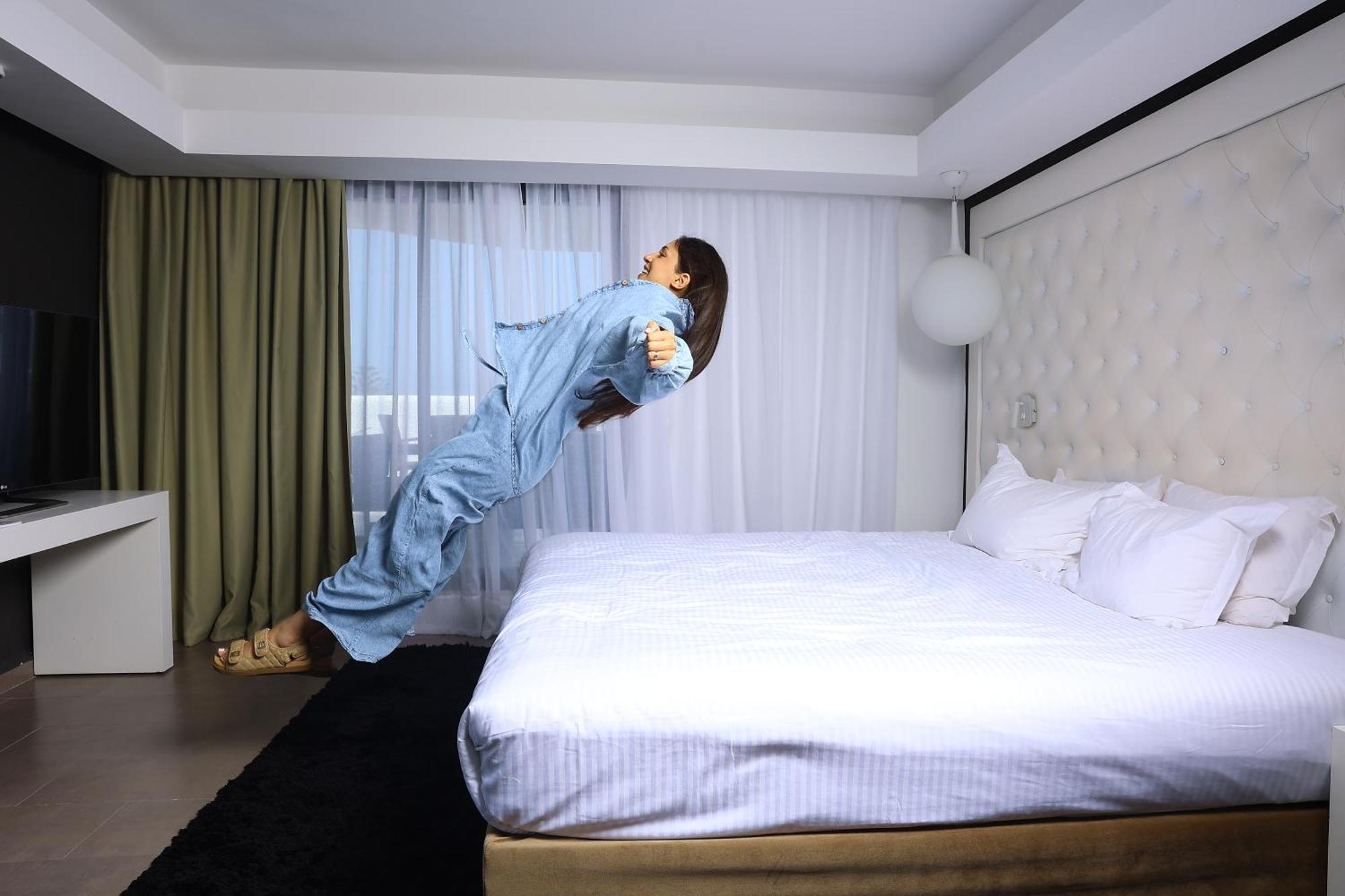 Pullman Mazagan Royal Golf&Spa El Jadida Bagian luar foto A woman levitating